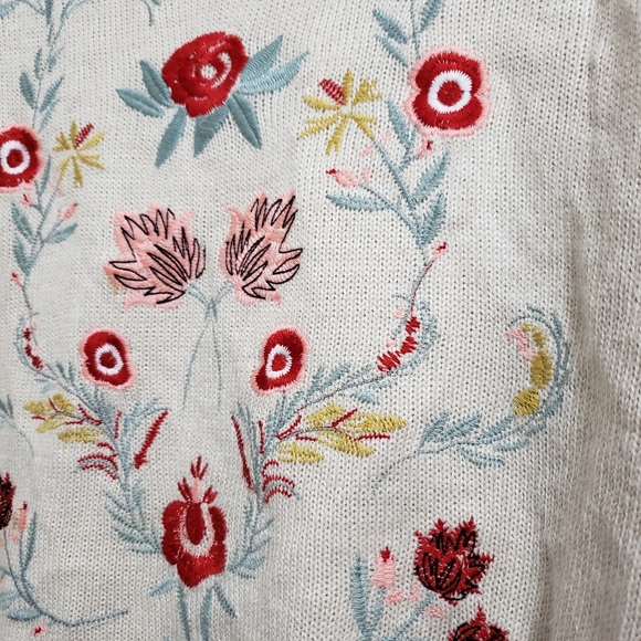 Wyld Hart Floral Embroidered Cream Knit Sweater - Picture 2 of 9